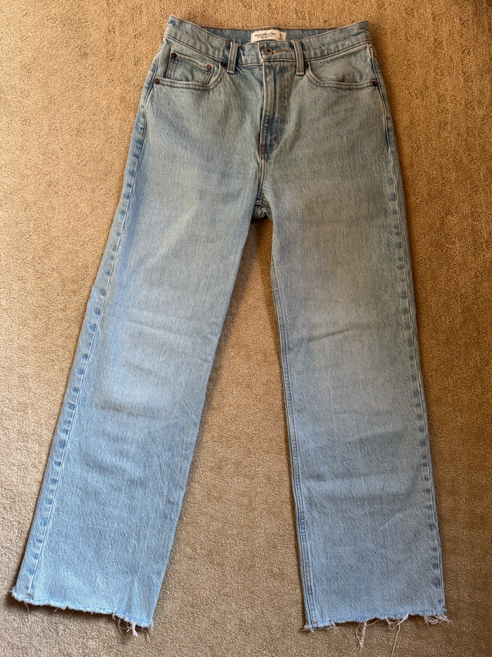 Abercrombie & Fitch High Rise 90s Relaxed Jean - Light wash raw hem